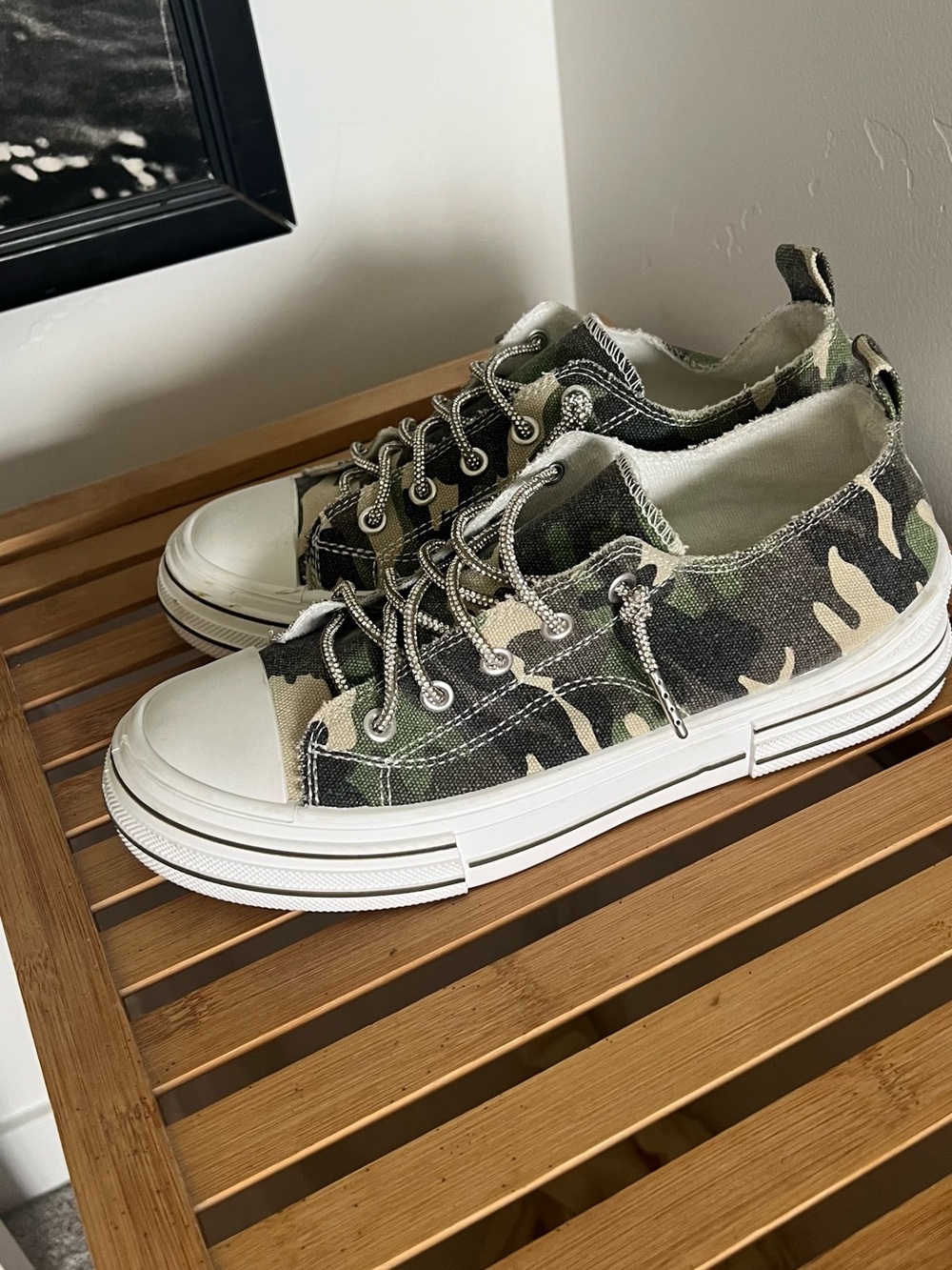 Very G Aman Camo sneakers, size 9